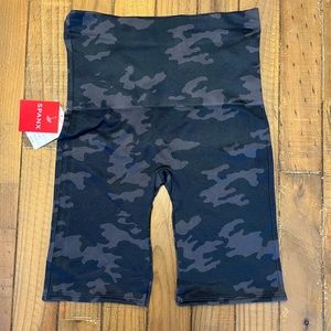 Spanx camo compression bike shorts NWT size small!